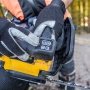 Dewalt kædesav DCMCST635N-XJ. Miljøbilledet viser produktets funktioner.