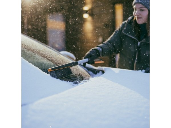 Fiskars Plus børste og isskraber 9,3 x 7,8 x 75,5 cm. Billedet viser produktet med hvid baggrund.  