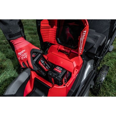 Milwaukee M18 FUEL™ plæneklipper Milwaukee M18 FUEL™ 53 cm selvkørende plæneklipper. Billedet viser produktet fra en skrå vinkel.