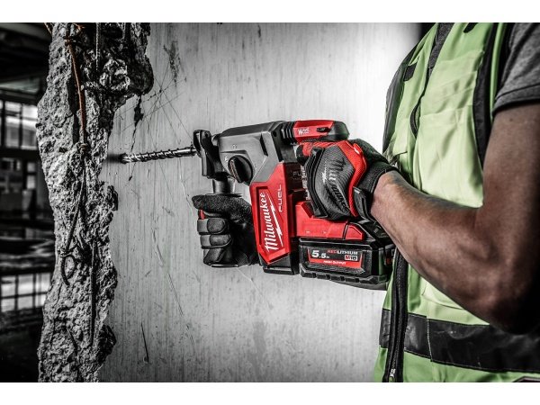 Milwaukee M18 FUEL™ SDS-Plus borehammeren. Billedet viser produktet fra en skrå vinkel.