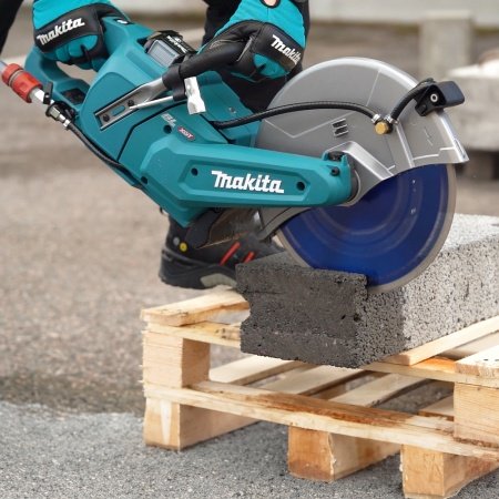 Makita kapsav 40V XGT Makita kapsav 40V XGTCE004GZ u/akku & lader. Billedet viser produktet fra en skrå vinkel.