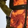Pinewood Furudal Hunter Pro 2.0 Camou vest i orange. Miljøbilledet viser produktets lomme.