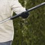 Scheppach hækkeklipper C-HT570-X, 57cm svær, Solo. Miljøbilledet viser produktets brugervenlighed