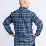 Pinewood Abisko flannelskjorte i azurblå og genbrugsmateriale. Billedet er et miljøbillede, som viser produktet bagfra.