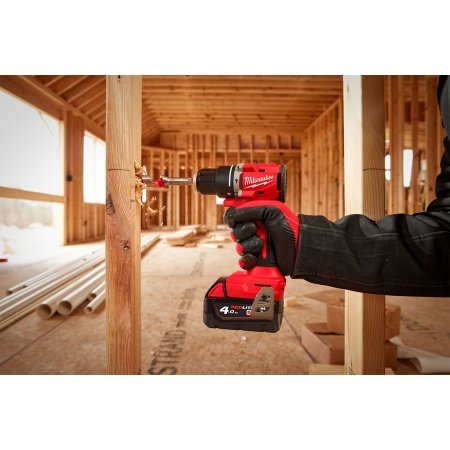 Milwaukee M18 BLPDRC-422C slagboremaskine, en kompakt og kraftfuld kulfri løsning med 145 mm længde til nem adgang i snævre områder. Billedet viser produktet forfra som png med hvid baggrund-