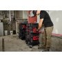 Milwaukee PACKOUT batteriholder til M12 batterier. Miljøbilledet viser produktet i brug.