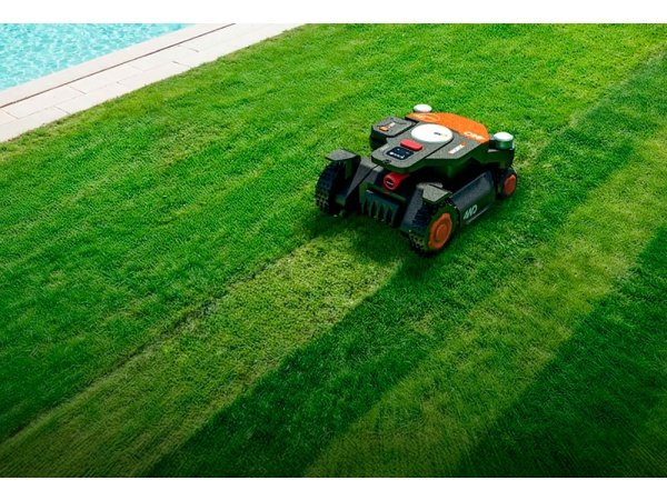 Worx 4WD robotplæneklipper. Produktet vises fra venstre side