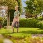 Gardena Liano tekstilslange på 25 m. Miljøbilledet viser produkt i brug i have.