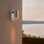 Nordlux  Tin Maxi Sensor Væglampe Galvaniseret stål. Miljøbilledet viser produktet hængende på en væg.