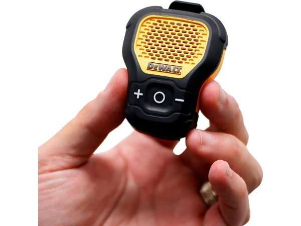 Dewalt Jobsite Pro højttaler Dewalt Jobsite Pro højttaler clip-on, 10 timer, USB-C, IP56. Billedet viser produktet med hvid baggrund.