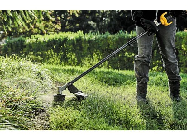 Dewalt græstrimmer DCMAS5713X1-QW Dewalt græstrimmer DCMAS5713X1-QW. Med en 54 V motor og et 9,0 Ah batteri. Billedet viser produktet med hvid baggrund.