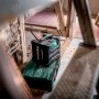 En professionel bruger en Metabo akku-radio til at lytte til DAB+ radio på arbejdet