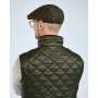 Pinewood Nydala Sixpence hat I tofarvet design. Miljøbilledet viser produktet bagfra.