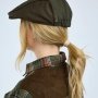 Pinewood Nydala Sixpence hat I tofarvet design. Miljøbilledet viser produktet fra siden.
