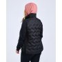 Pinewood Abisko Hybrid jakke til kvinder. Miljøbilledet viser produktet bagfra.