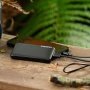 Nebo powerbank 5000 mAh med to USB-A porte. Miljøbilledet viser produktets design.