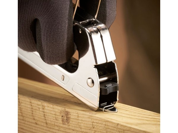 Stanley hæftepistol Stanley TR45 Type A hæftemaskine i stål. Billedet viser produktet fra en skrå vinkel.