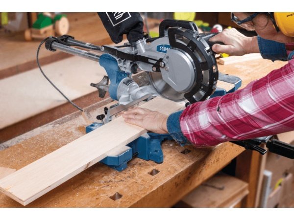 Scheppach kap-/geringssav HM216 Scheppach kap-/geringssav HM216 Inkl. 2 stk. savklinger m/24T og 48T. Billedet viser produktet med hvid baggrund.