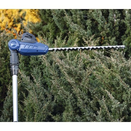Scheppach C-PHS410-X er en kraftfuld teleskophækkeklipper. Billedet viser produkt og tilbehør med hvid baggrund