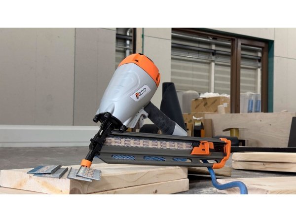 Paslode PFS100 sømpistol. Produkt vises fra siden