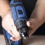 Scheppach boremaskine sæt C-DTB74/1-X 2,0Ah. Miljøbilledet viser produktets bore funktion.