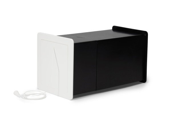 Viksa friskluftsventil type 1 sort/hvid med robust konstruktion i slagfast polystyren. Billedet viser produktet forfra.