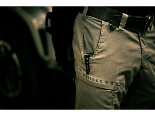 Nebo Edge 2K lommelygte Nebo Edge 2K lommelygte 2000 lumen genopladelig. Billedet viser produktet fra en skrå vinkel.