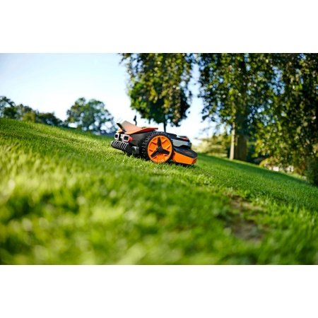 Worx WR202E Landroid Vision M250 Worx WR202E Landroid Vision M250 robotplæneklipper er en effektiv løsning med avanceret teknologi til græsarealer på op til 250 m². Billedet viser produktet bagfra