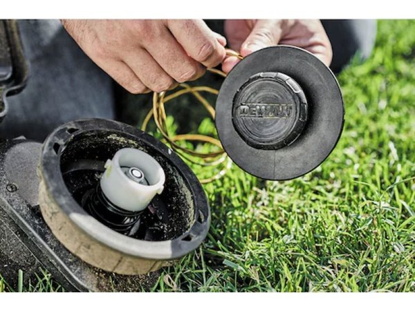 Dewalt græstrimmer DCMAS5713X1-QW Dewalt græstrimmer DCMAS5713X1-QW. Med en 54 V motor og et 9,0 Ah batteri. Billedet viser produktet med hvid baggrund.