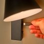 Nordlux Wilmer væglampe sort. Miljøbilledet viser produktets USB-C port.
