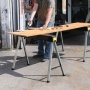 2 stk. Stanley foldbar savbukke med skuldertrop. Miljøbilledet viser produktet i brug.