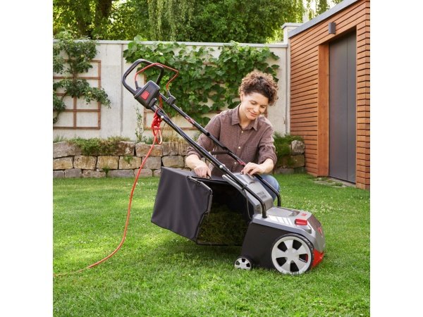 AL-KO 38.4 E vertikalskærer AL-KO 38.4 E vertikalskærer Combi Care. Perfekt til arbejdsarealer op til 800 m². Billedet viser produktet forfra.