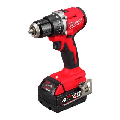 Milwaukee M18 BLPDRC-422C slagboremaskine, en kompakt og kraftfuld kulfri løsning med 145 mm længde til nem adgang i snævre områder. Billedet viser produktet forfra som png med hvid baggrund-