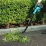 Makita LXT DUB186 løvblæser. Miljøbilledet viser produktet i brug.