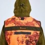 Pinewood Furudal Hunter Pro 2.0 Camou vest i orange. Miljøbilledet viser produktets logo bagfra.
