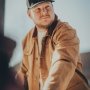 Carhartt Duck Loose Fit Chore frakke 106675BRN. Miljøbilledet viser produktet i brug.