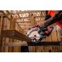 Milwaukee 55 mm M18 FUEL™ rundsav til træ og plastik. Miljøbilledet viser produktet i brug på byggeplads.