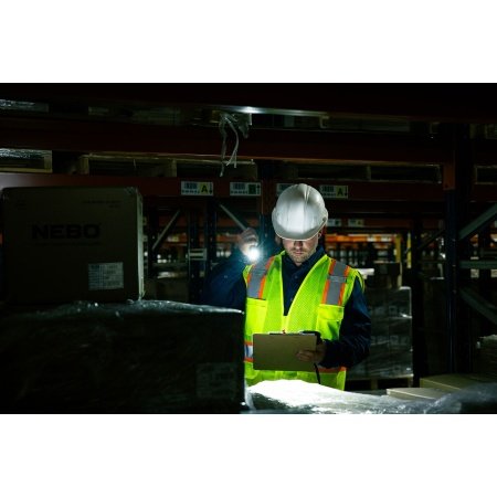 Nebo Edge 2K lommelygte Nebo Edge 2K lommelygte 2000 lumen genopladelig. Billedet viser produktet fra en skrå vinkel.