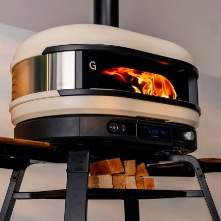 Gozney Dome pizzaovn Gozney Dome pizzaovn Gen 2.0, Dual Fuel, bone. Billedet viser produktet forfra og tændt.