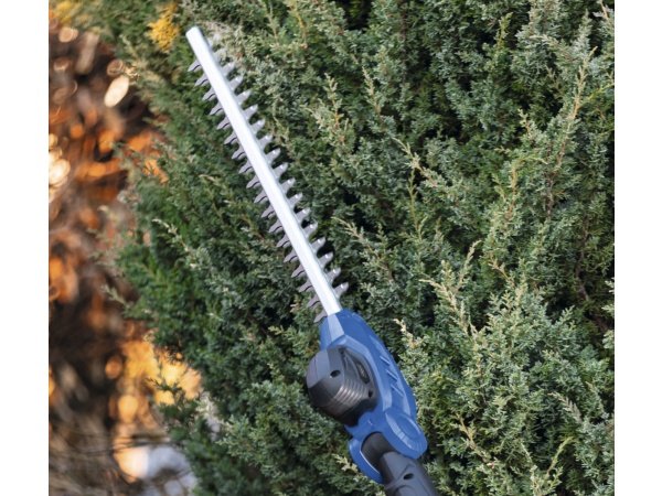 Scheppach C-PHS410-X er en kraftfuld teleskophækkeklipper. Billedet viser produkt og tilbehør med hvid baggrund