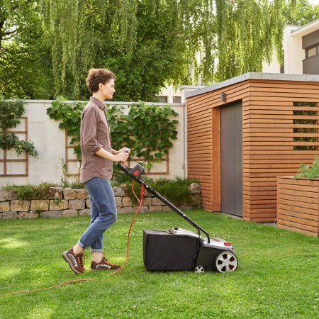 AL-KO 38.4 E vertikalskærer Combi Care. Perfekt til arbejdsarealer op til 800 m². Billedet viser produktet forfra.