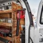Milwaukee spånblæser M12 BBL-0. Miljøbilledet viser produktets muligheder for opbevaring.