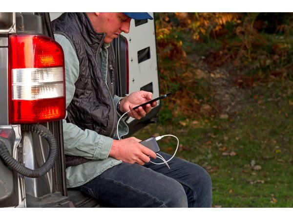 Nebo powerbank 10000 mAh wireless Nebo powerbank 10000 mAh wireless med trådløs opladning. Billedet viser produktet forfra.