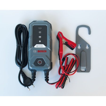 BOSCH Lader C10 - 12V Kompakt og effektiv Bosch C10 12V biloplader med automatisk opladningskontrol, overophedningsbeskyttelse og IP65 vand- og støvafvisning. Billedet viser hele produktet.
