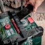 En professionel bruger en Metabo akku-radio til at lade sin mobil