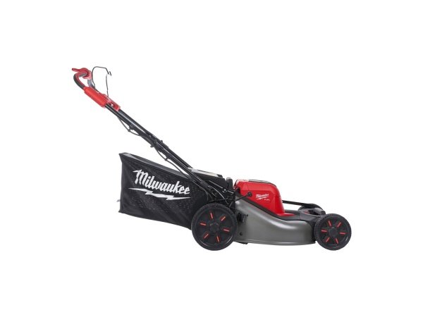 Milwaukee M18 FUEL™ plæneklipper Milwaukee M18 FUEL™ 53 cm selvkørende plæneklipper. Billedet viser produktet fra en skrå vinkel.