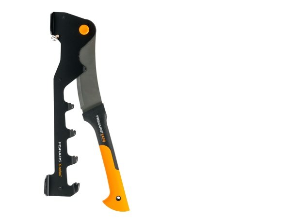 Fiskars vægmonteret brændekløver i sort og orange
