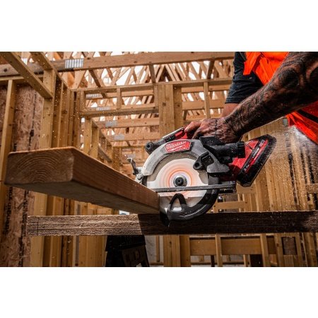 Milwaukee M18 FUEL rundsav  Milwaukee 55 mm M18 FUEL™ rundsav til træ og plastik. Billedet viser produktet forfra.