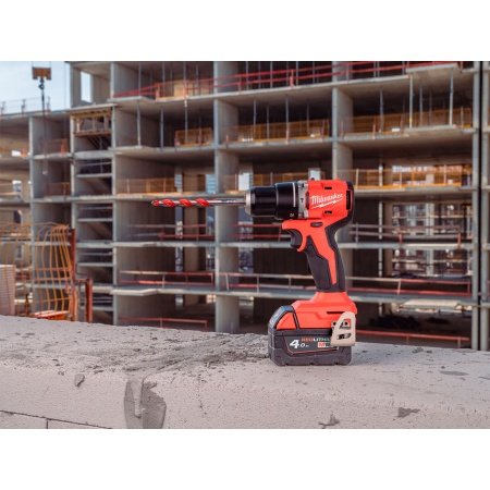 Milwaukee M18 BLPDRC-422C slagboremaskine, en kompakt og kraftfuld kulfri løsning med 145 mm længde til nem adgang i snævre områder. Billedet viser produktet forfra som png med hvid baggrund-