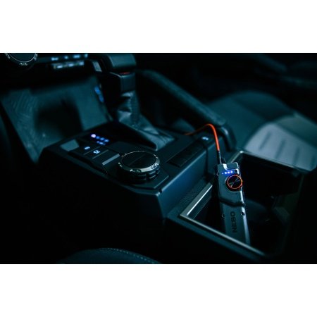 Nebo Edge 2K lommelygte Nebo Edge 2K lommelygte 2000 lumen genopladelig. Billedet viser produktet fra en skrå vinkel.
